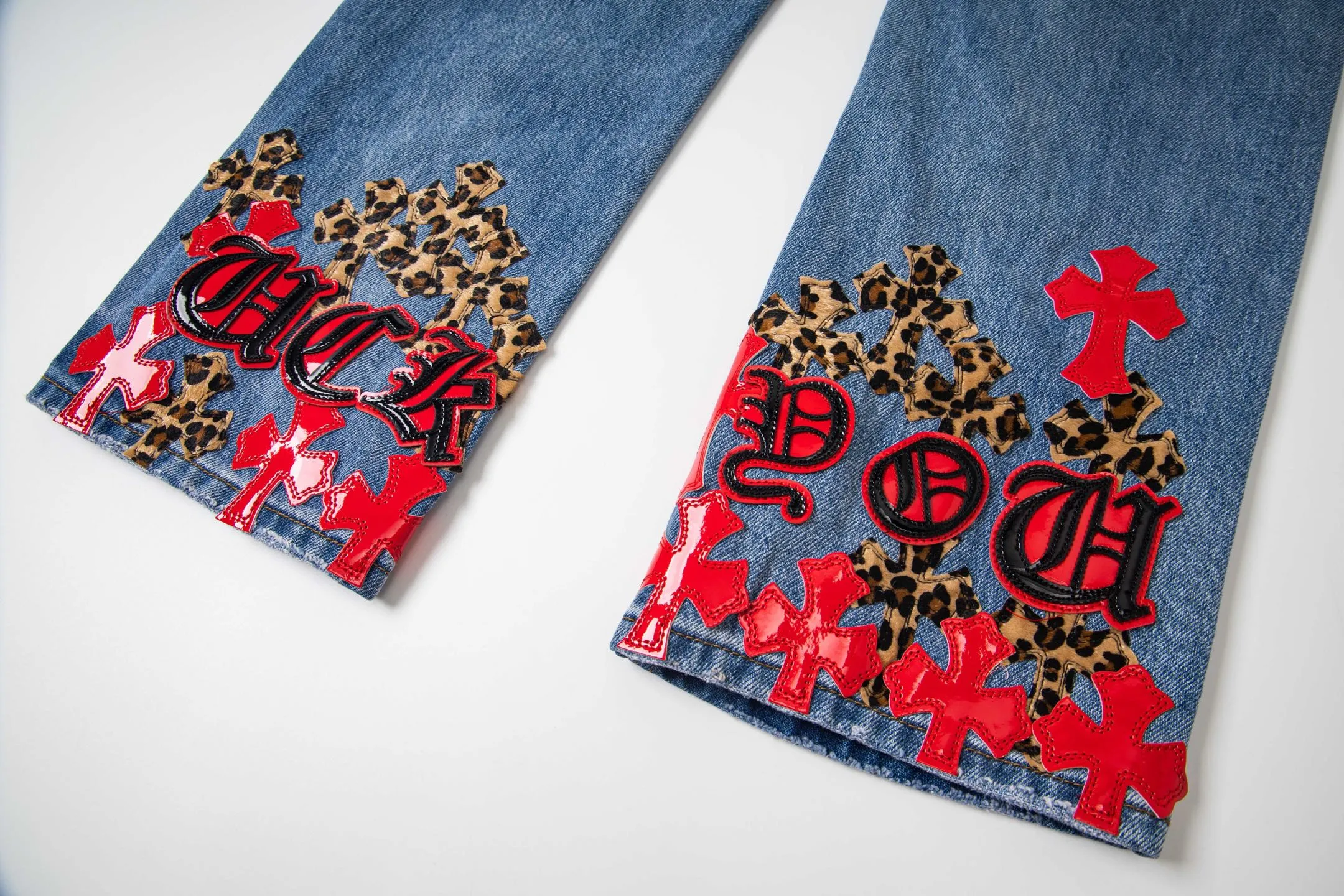 P290 high version Chrome Hearts blue denim with red black panther pattern multi-leather jeans. CH jeans need to be washed and then disassembled and hand-stitched with sheepskin cross leather and then spliced ​​together. The whole piece has too many craftsmanship to explain, patchwork cross pattern embellishment, high-waisted washed jeans! ! Absolutely high-end luxury products, god-level single products and super popular products, made with top heavy industry, a must-see magic weapon. Customized hardware. The fabric is thick and soft after washing. It has good breathability. Customized small leather label. Unique design. The details are simple and elegant, and the workmanship is exquisite. The entire trousers are neatly routed and the details are in place! It’s so cool that both men and women can easily control the genderless trend! Style number: 1799# Color: blue Size: 28 30 32 34 36
